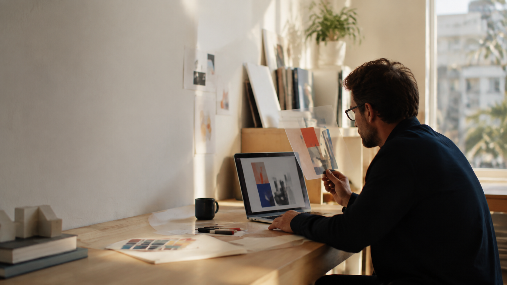 Professional revisant material creatiu en un estudi amb suport digital